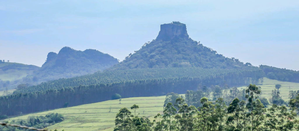 Os famosos morros testemunho Cuscuzeiro e Camelo (ao fundo).