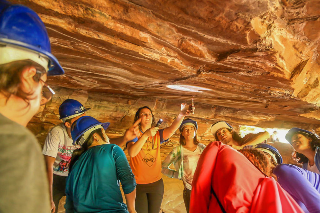 Alunos observam vestígios pré-históricos em caverna do município de Analândia.