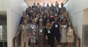 Participantes do evento posam para foto