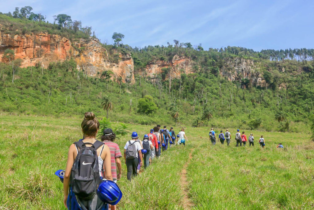 Grupo caminho junto ao front da cuesta, local de importantes nascentes do Aquífero Guarani.
