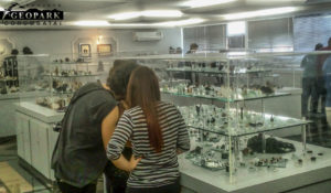 alunos visitando o museu de rochas e minerais da UNESP