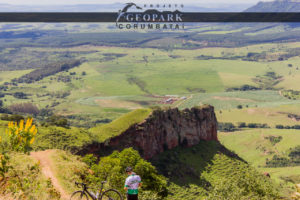 Mirante do Morro do Fogão, localizado no alto da Serra de Itaqueri, de onde pode-se observar as cidades de Piracicaba e São Pedro. Foto: Kolya AA, 2017