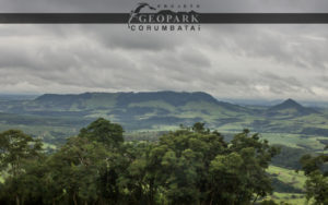 Mirante localizado no alto da Serra de Itaqueri, de onde pode-se observar diversos morros testemunhos como os morros Bizigueli, Guarita, Pelado e Baú. Foto: Kolya AA, 2017