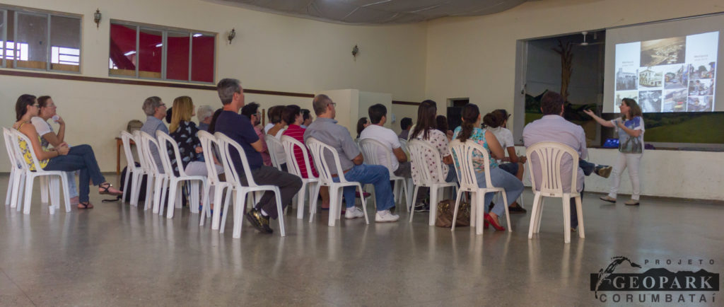 Fala da Profa. Luciana Cordeiro, instigando os presentes a se orgulharem da Geodiversidade da regi&atilde;o e us&aacute;-la como inspira&ccedil;&atilde;o para diferentes empreendimentos
