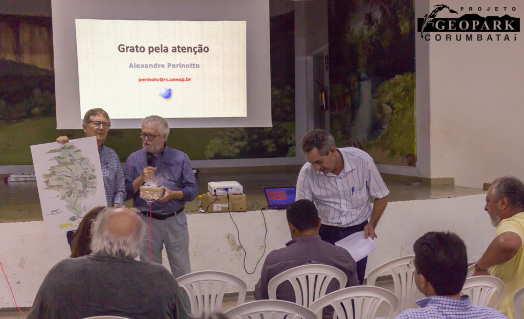 Grupo de Trabalho entrega Mapa e Quebra-Cabe&ccedil;a do Geopark Corumbata&iacute; ao munic&iacute;pio de Ipe&uacute;na