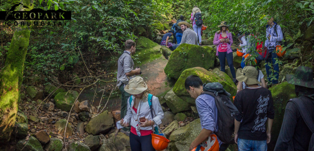 Alunos examinam depósito de blocos de rochas básicas da Formação Serra Geral