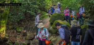 Alunos examinam depósito de blocos de rochas básicas da Formação Serra Geral