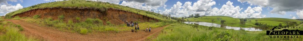 Afloramento de rochas básicas (basalto) da Formação Serra Geral com estrutura colunar