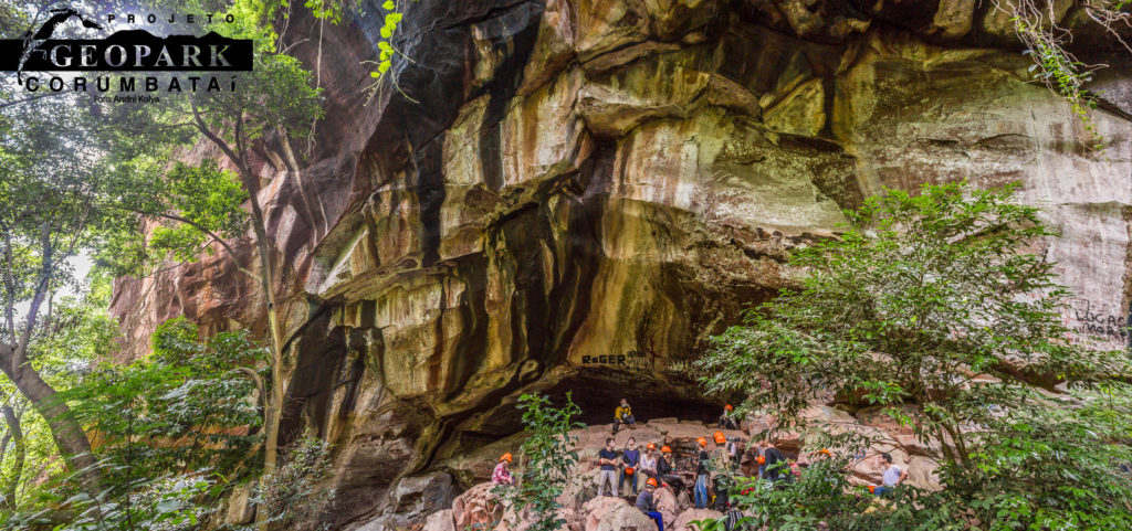 Pausa para o lanche na entrada da Gruta do Fazendão
