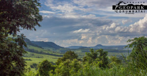 Parte da vista do mirante no retorno para o ponto de encontro, de onde pode-se observar o Morro do Baú
