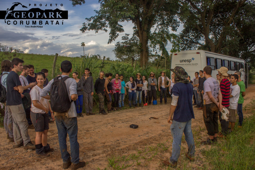 O grupo se reúne para uma fotografia ao final da atividade
