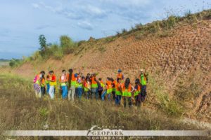 Projeto evonveu trabalhos de campo para o levantamento de sítios naturais, bem como atividades geoturísticas e geoeducativas para aplicar e avaliar os métodos propostos. Na foto, alunos estudam afloramento na região de Piracicaba.