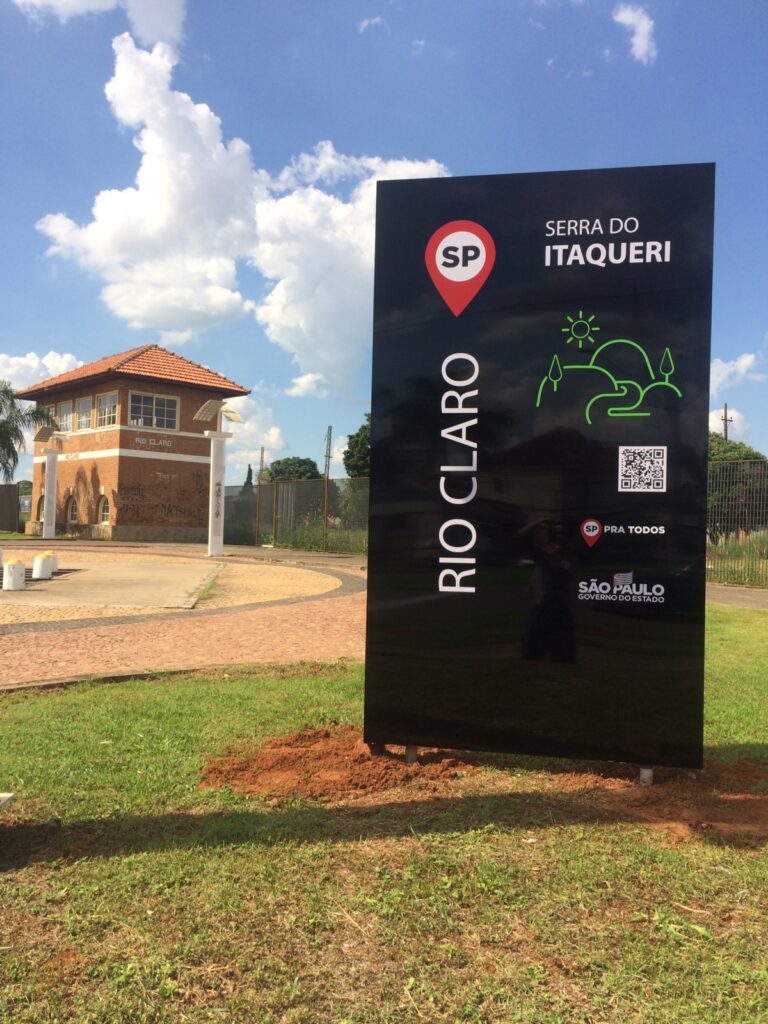 Placa de sinalização do município de Rio Claro na Região Turística Serra do Itaqueri, localizada ao lado da Antiga Estação Ferroviária, patrimônio tombado no estado de São Paulo. Foto de Erick Zurita.