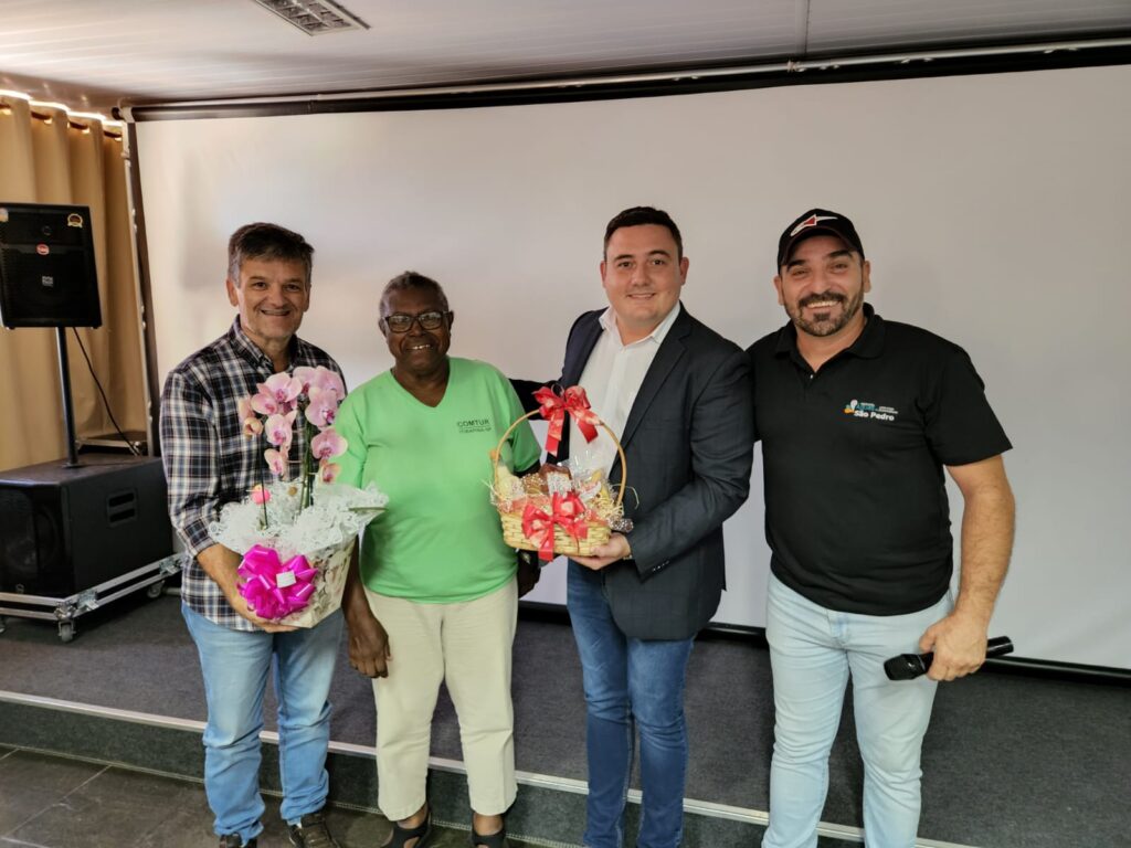 Homenagem feita à Benedita Cypriano, representante do município de Itirapina. As cestas foram entregues por Josias Zani Neto, prefeito de Santa Maria da Serra, João Victor Barboza, prefeito de Águas de São Pedro e César Siboldi, presidente da RT Serra do Itaqueri. Foto: César Siboldi.