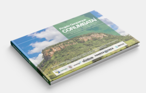 Imagem da capa do Livro Geoparque Corumbataí, mostrando o título da obra, os nomes dos organizadores e das instituições apoiadoras e uma foto, de autoria de André Kolya, mostrando parte da Serra de Itaqueri, no município de Itirapina.