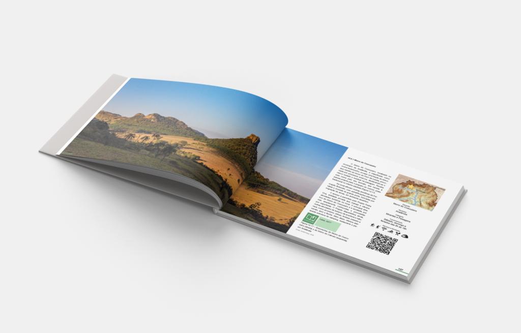 Páginas abertas do Livro Geoparque Corumbataí, mostrando uma grande foto destacada com relevo de serras e morros testemunhos ao final de tarde e, ao lado, um texto descritivo do Geossítio Morro do Cuscuzeiro, um mapa de localização e uma ficha de informações para visitação.