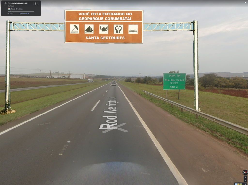 Rodovia com placa marrom, turística, indicando a entrada no território Geoparque Corumbataí