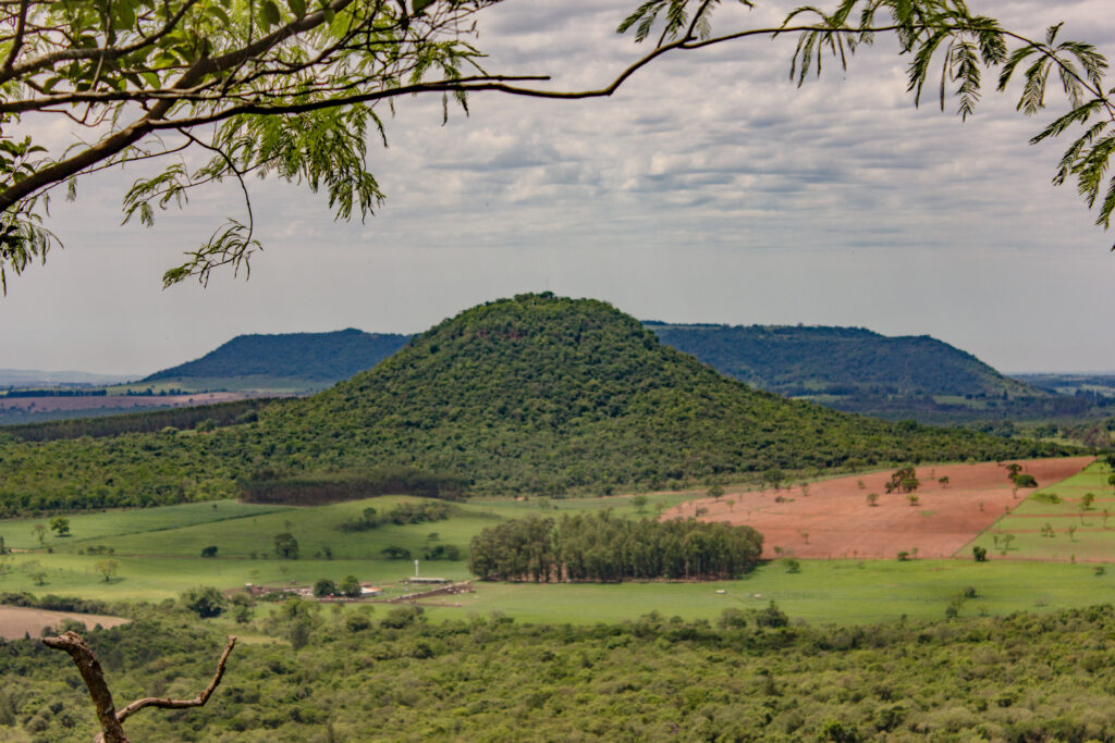 Paisagem rural mostrando, em primeiro plano, o Morro Pelado e, em segundo plano, o Morro do Baú
