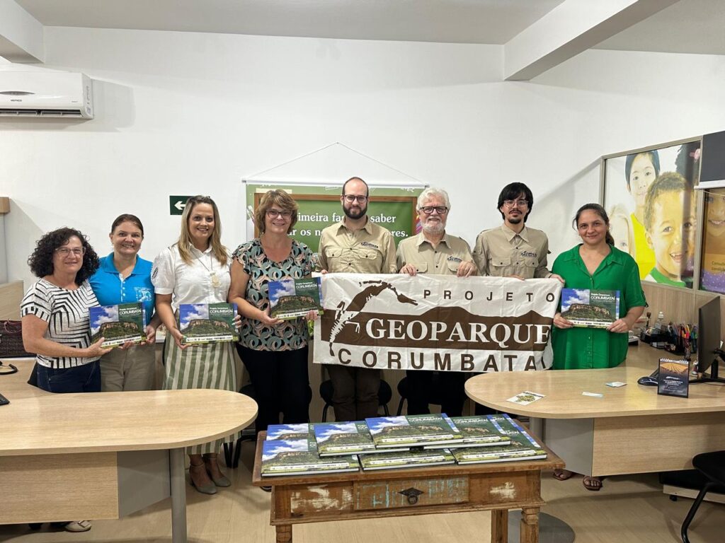Vice-prefeita Fátima M. Celin, diretora escolar Cláudia Celotti Jardini, secretária de educação Angelita M. Ortolan, diretora escolar Roberta Danesin Castellar, Geólogo André de Andrade Kolya, Prof. Alexandre Perinotto, graduando em Geologia Matheus Florentino e a diretora escolar Giseli Trindade Cicolin.