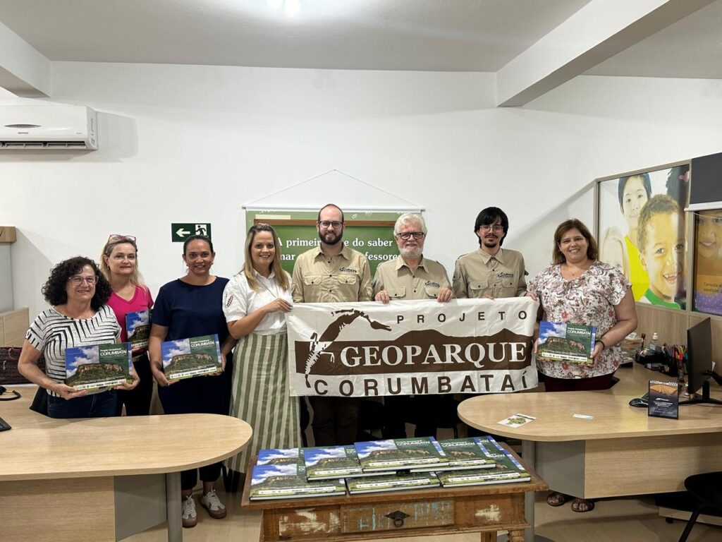 Vice-prefeita Fátima M. Celin, coordenadora escolar Alaide V. Chiaradia da Silva, coordenadora escolar Juliana Veloso Ragazzi, secretária de educação Angelita M. Ortolan, Geólogo André de Andrade Kolya, Prof. Alexandre Perinotto, graduando em Geologia Matheus Florentino e a coordenadora escolar Lissandra C. da Silva Rampo.